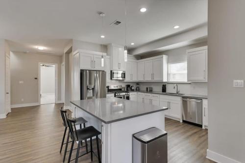 eine Küche mit weißen Schränken und einer großen Insel in der Unterkunft Modern and Spacious High End Home near Downtown in Dallas