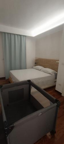 a bedroom with two beds in a room at RESIDENCE TERRAE Intero appartamento 2 CAMERE MATRIMONIALI in San Ligorio