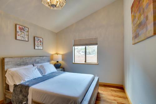 Ένα ή περισσότερα κρεβάτια σε δωμάτιο στο Pet-Friendly Auburn Home on 3 Acres