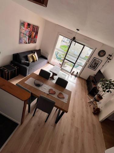 un salon avec une table et un canapé dans l'établissement Les Jardins de Wilson, à Dijon