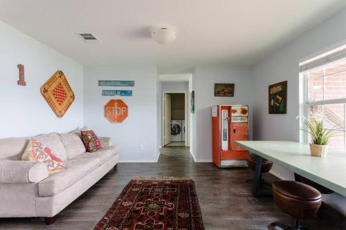 Χώρος καθιστικού στο Amazing House with Pool, Arcade, Hot Tub and More - Accomodates 16 guests