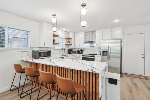 Dapur atau dapur kecil di 3-BD - Fully Remodeled Convenient & Spacious