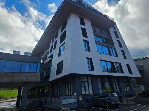 een gebouw met een auto ervoor geparkeerd bij Mountain goat Bjelašnica in Bjelašnica