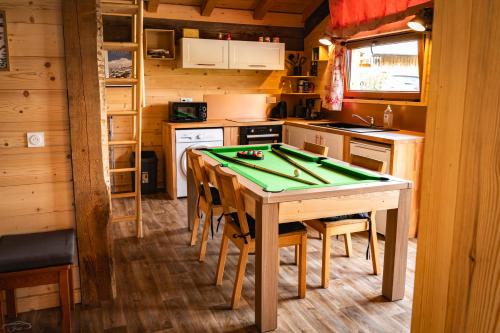 Biliár nebo kulečník v ubytování Chalet Balnéo Billard La Plagne Savoie Vue TOP