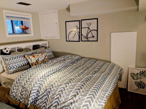 Postel nebo postele na pokoji v ubytování Charming Basement Suite with Private Entrance Near Subway, Koreatown & UofT