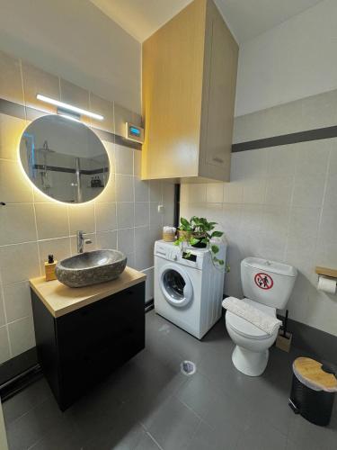 a bathroom with a washing machine and a toilet at DOLCE VITA LUXURY APARTMENT Markopoulo in Markopoulo