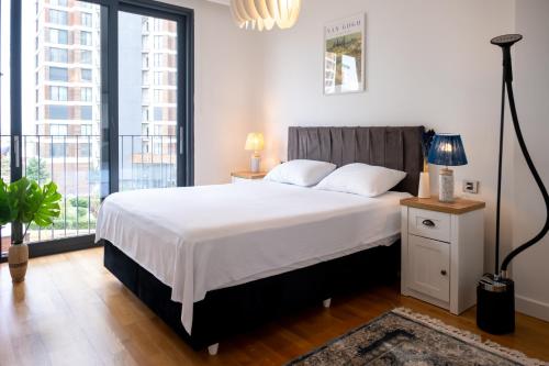 Un dormitorio con una cama grande y una ventana grande. en Golden Stones House Garden And Lake View, en Estambul