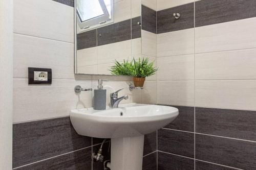 Koupelna v ubytování Hi'Mare TOP View 2 Room, Parking, Kitchen & Balcony