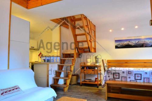 une chambre avec un lit superposé et une échelle dans l'établissement Résidence LES ROCHES - 4 Pièces pour 8 Personnes MAE-9794, à Aime La Plagne