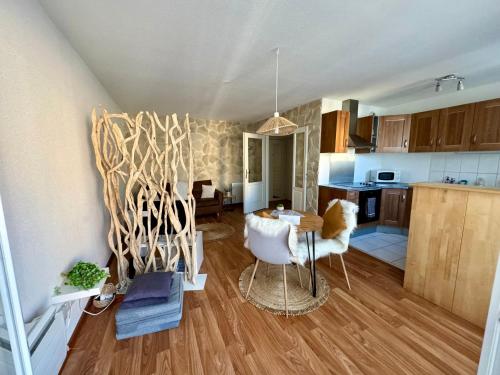 une cuisine et un salon avec une table et des chaises dans l'établissement Bienvenue au Raio de Sol - Centre Ville - 2 Guests, à Colmar