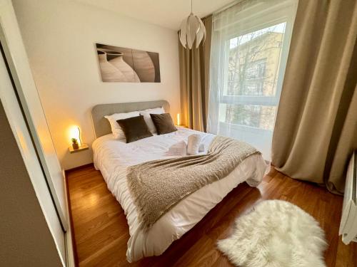 une chambre avec un grand lit avec une fenêtre dans l'établissement Bienvenue au Raio de Sol - Centre Ville - 2 Guests, à Colmar