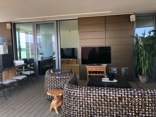 TV a/nebo společenská místnost v ubytování Exquisite BW Residences 210sqm condo