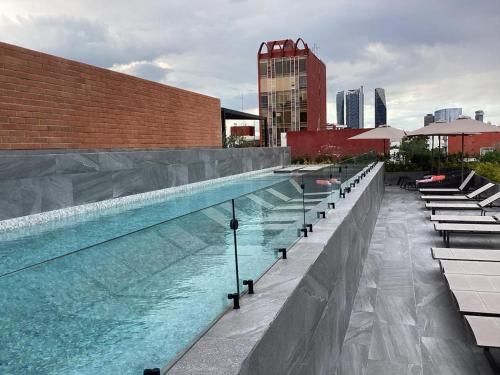 a large swimming pool on top of a building at Hermoso departamento en el corazón de Condesa in Mexico City