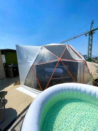 a tent on a roof with a swimming pool at Glamping con jacuzzi en piso 15, único en Gdl, vistas espectactaculares in Guadalajara