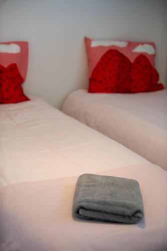 Postel nebo postele na pokoji v ubytování 2 Bedroom Rose Charm - by University