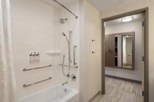 Phòng tắm tại Holiday Inn Express Richmond by IHG