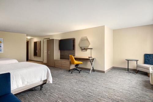 Giường trong phòng chung tại Holiday Inn Express Richmond by IHG