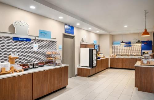 Η κουζίνα ή μικρή κουζίνα στο Holiday Inn Express Richmond by IHG