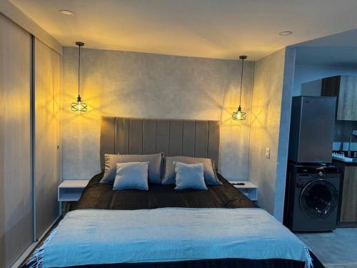 เตียงในห้องที่ Loft Candelaria centro Bogotá