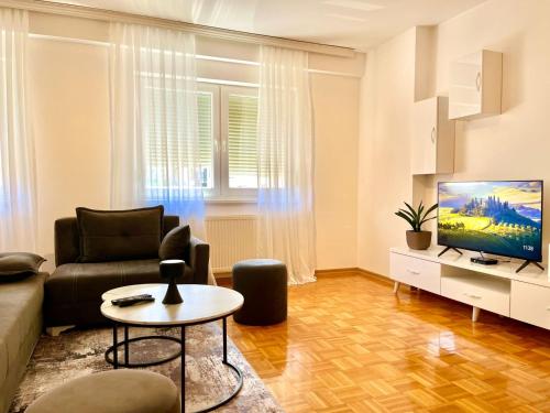 Elegant and Cozy Apartment in the City - B & C Street with Private Parking
