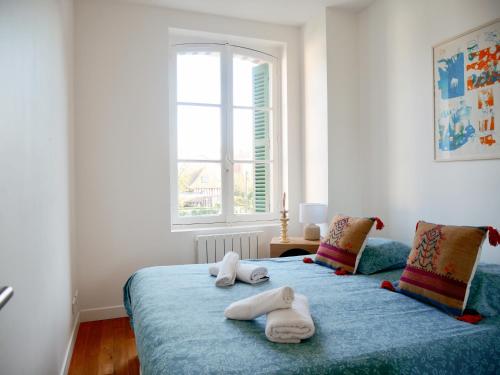 - une chambre avec 2 serviettes sur un lit dans l'établissement Deauville Prestige - Chic, Confort & Tout à Pied, à Deauville