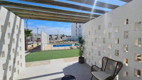 a balcony with a bench and a swimming pool at Departamento Nuevo Cerca de la Playa in Bahia Inglesa