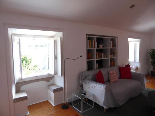 un soggiorno con un divano e una finestra di Casa da Cerca a Óbidos