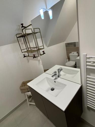 A bathroom at La parenthèse Cabourgeaise