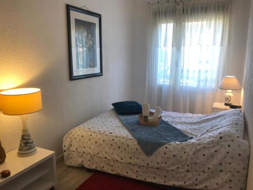 une petite chambre avec un lit et une fenêtre dans l'établissement Le SAYULA, à Bandol
