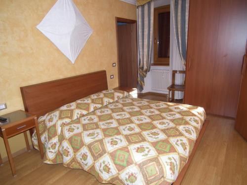 a bedroom with a bed and a white umbrella at B&B Leonardi in Monclassico