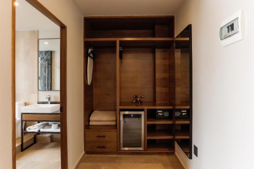 a bathroom with a sink and a mirror at Punta Alameda in Mexico City