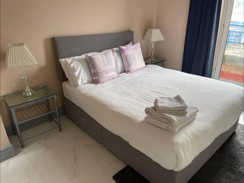 a bedroom with a bed with pink and white pillows at Luxury 2 Bedroom Apartment beside Dublin Castle in Dublin