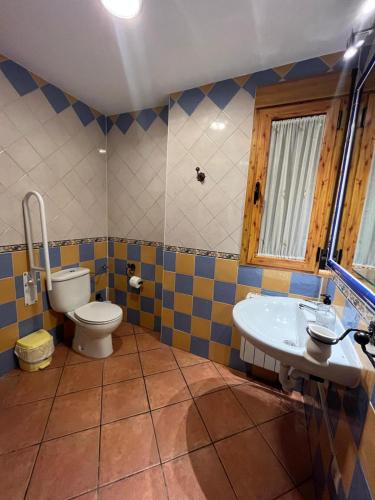 a bathroom with a toilet and a sink at Alojamientos Bellavista in Coto Ríos