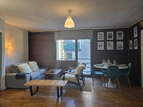 a living room with a couch and a table at Apartamento de Montaña en Baqueira con Parking y Totalmente Equipado in Betrén