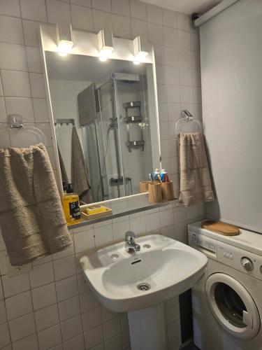 a bathroom with a sink and a washing machine at Apartamento de Montaña en Baqueira con Parking y Totalmente Equipado in Betrén