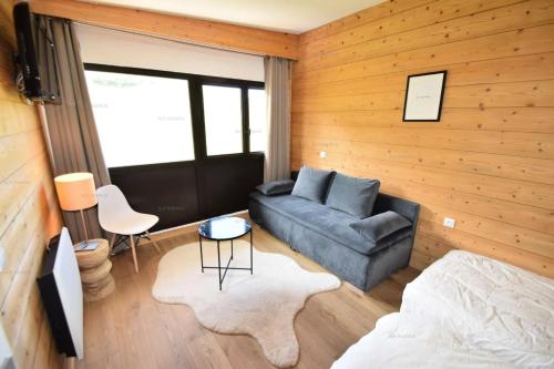 un salon avec un canapé et une télévision dans l'établissement Résidence Aime 2000 - 4 Pièces 6 pers. PLAGNE AIME 2000 MAE-4841, à La Plagne Tarentaise