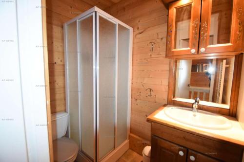 une salle de bain avec une douche, des toilettes et un lavabo dans l'établissement Résidence Aime 2000 - 4 Pièces 6 pers. PLAGNE AIME 2000 MAE-4841, à La Plagne Tarentaise