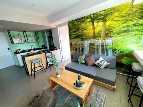a living room with a large painting on the wall at Nuevo, Zona chapultepec, preciosa vista, piso 19 in Guadalajara