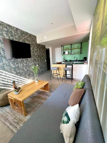 a living room with a couch and a table at Nuevo, Zona chapultepec, preciosa vista, piso 19 in Guadalajara