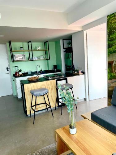 a kitchen and living room with a table and chairs at Nuevo, Zona chapultepec, preciosa vista, piso 19 in Guadalajara