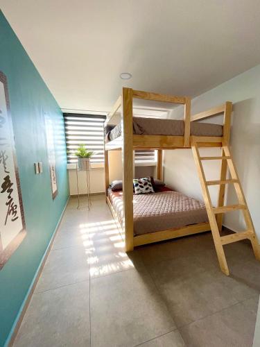 a bedroom with two bunk beds in a room at Nuevo, Zona chapultepec, preciosa vista, piso 19 in Guadalajara
