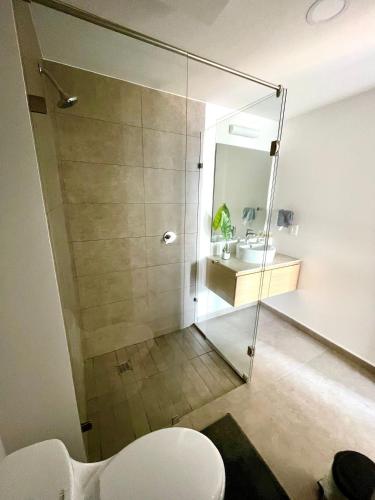 a bathroom with a glass shower and a sink at Nuevo, Zona chapultepec, preciosa vista, piso 19 in Guadalajara