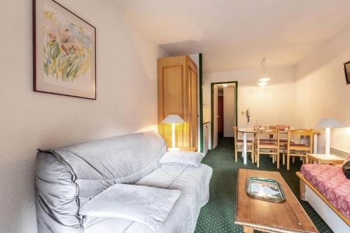 un salon avec un canapé et une table dans l'établissement Résidence Plan Du Lac - PLAN DU LAC 409 MAE-4871, à Les Allues