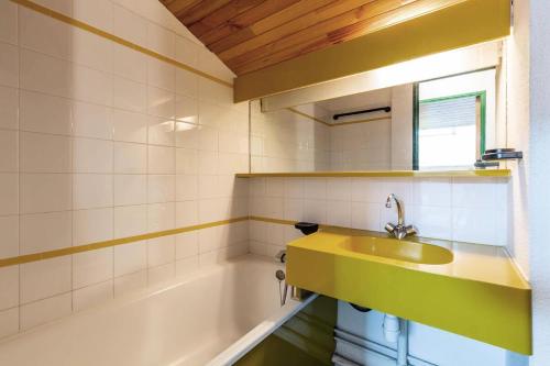 une salle de bain avec un lavabo et une baignoire dans l'établissement Résidence Plan Du Lac - PLAN DU LAC 409 MAE-4871, à Les Allues