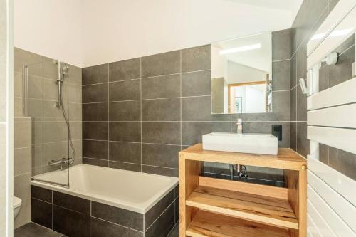 La salle de bains est pourvue d'une baignoire, d'un lavabo et d'une baignoire. dans l'établissement Résidence Les Terrasses De La Vanoise - LES TERRASSES DE LA VANOISE A21 MAE-3551, à Champagny-en-Vanoise
