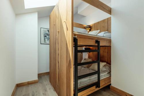 Ce lit superposé se trouve dans un dortoir avec une échelle. dans l'établissement Résidence Les Terrasses De La Vanoise - LES TERRASSES DE LA VANOISE A21 MAE-3551, à Champagny-en-Vanoise