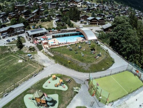 une vue aérienne d'un complexe avec piscine dans l'établissement Résidence Les Terrasses De La Vanoise - LES TERRASSES DE LA VANOISE A21 MAE-3551, à Champagny-en-Vanoise