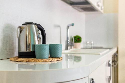 Η κουζίνα ή μικρή κουζίνα στο Stella's Stylish Studio - 1min beach w kitchen