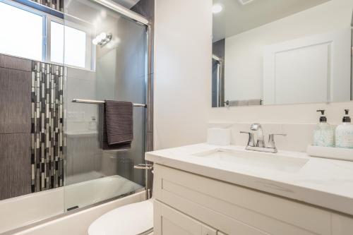 Un baño con lavabo, ducha e inodoro. en La Cityscapes, en Los Ángeles