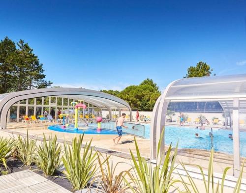 un artiste rendant la piscine d'un complexe dans l'établissement Location mobil-home le bois dormant, à Saint-Jean-de-Monts